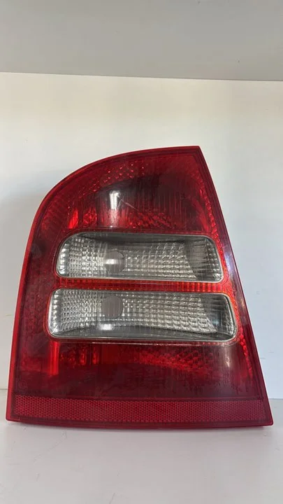 Foto de PILOTO TRASERO IZQUIERDO SKODA OCTAVIA BERLINA (1U2) referencia 1U6945111