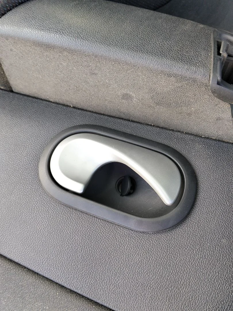 Foto de MANETA INTERIOR DELANTERA DERECHA RENAULT CLIO III 1.2 16V (75 CV / 55 KW) referencia 8200310580
