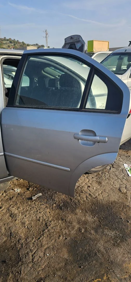 Foto de PUERTA TRASERA IZQUIERDA FORD MONDEO BERLINA (GE) 2.0 16V DI TD CAT (116 CV / 85 KW) referencia 1446442