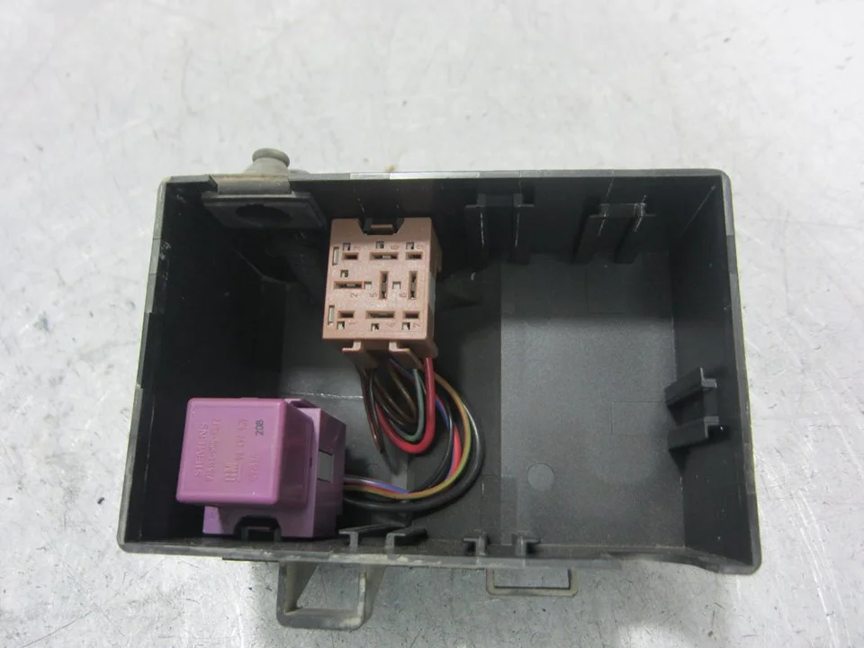 Foto de CAJA RELES / FUSIBLES OPEL ASTRA G BERLINA 1.6 (75 CV / 55 KW) referencia 90560119