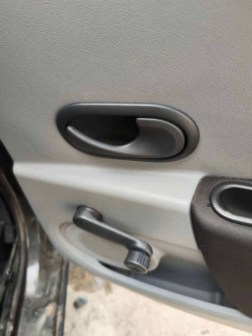 Foto de MANETA INTERIOR TRASERA DERECHA RENAULT CLIO III 1.2 16V (75 CV / 55 KW)