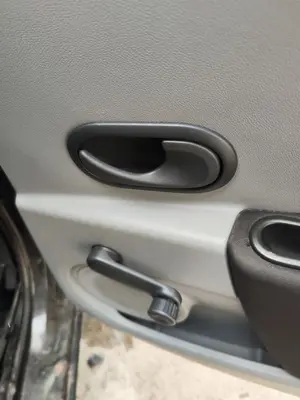 Foto de MANETA INTERIOR TRASERA DERECHA RENAULT CLIO III 1.2 16V (75 CV / 55 KW)