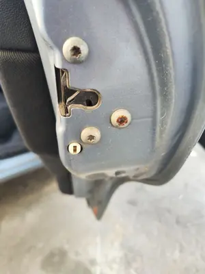 Foto de CERRADURA PUERTA TRASERA DERECHA ALFA ROMEO 147 (190) 1.9 JTD CAT (110 CV / 81 KW)