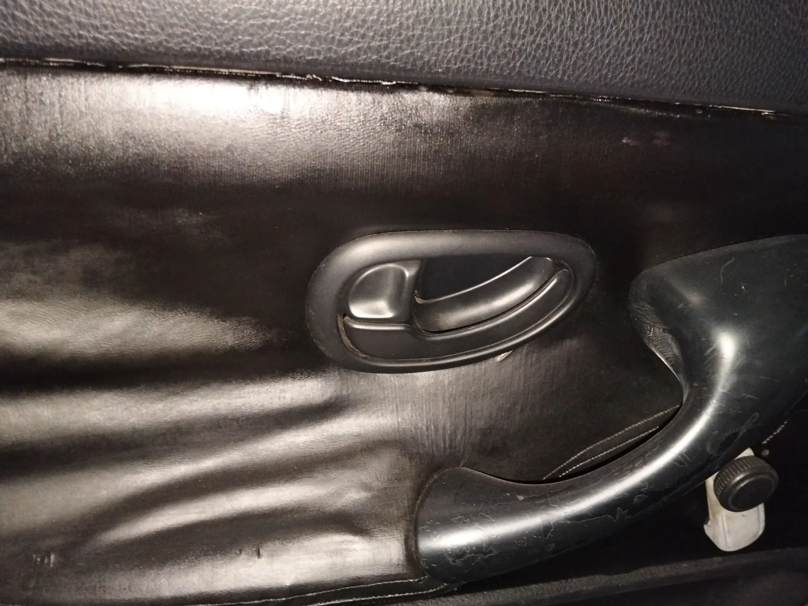 Foto de MANETA INTERIOR TRASERA IZQUIERDA PEUGEOT 406 BERLINA (S1/S2) 2.0 HDi CAT (90 CV / 66 KW) referencia 9143E7