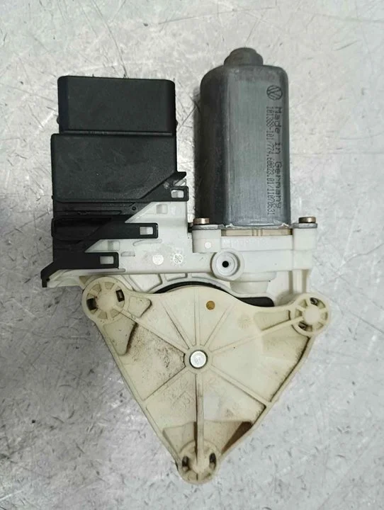 Foto de MOTOR ELEVALUNAS TRASERO DERECHO VOLKSWAGEN GOLF IV BERLINA (1J1)(10.1997) 1.9 TDI (110 CV / 81 KW) referencia 9776101438203