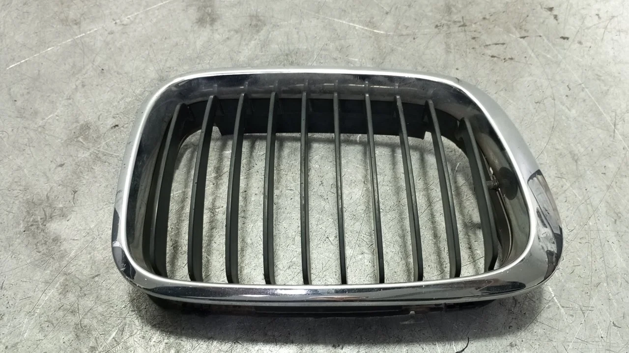Foto de REJILLA DELANTERA BMW SERIE 3 BERLINA (E46) 2.0 16V Diesel CAT (136 CV / 100 KW) referencia 511385950560