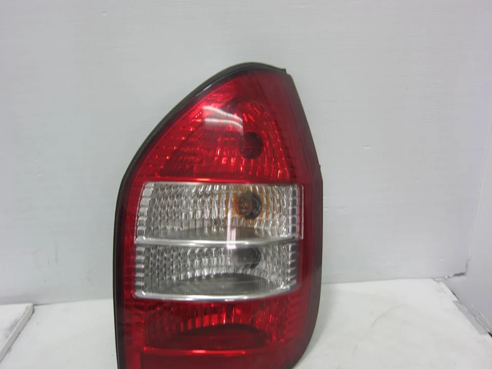 Foto de PILOTO TRASERO DERECHO OPEL ZAFIRA A 2.2 16V DTI CAT (Y 22 DTR / L50) (125 CV / 92 KW) referencia 62281