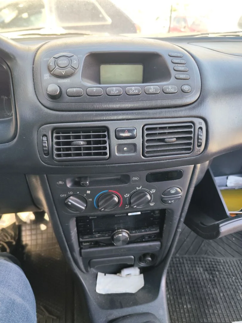 Foto de CONSOLA CENTRAL TOYOTA COROLLA (E11) 2.0 Turbodiesel CAT (90 CV / 66 KW)