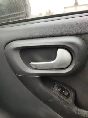 Foto de MANETA INTERIOR DELANTERA DERECHA OPEL CORSA C 1.2 16V CAT (Z 12 XEP / LB4) (80 CV / 59 KW)