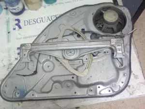 Foto de ELEVALUNAS TRASERO IZQUIERDO FORD FOCUS BERLINA (CAP) referencia P7700428029A foto 7
