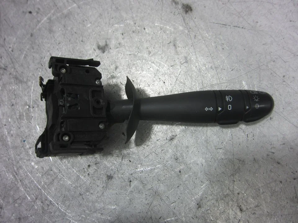 Foto de MANDO LUCES RENAULT TRAFIC II COMBI referencia 8200878348