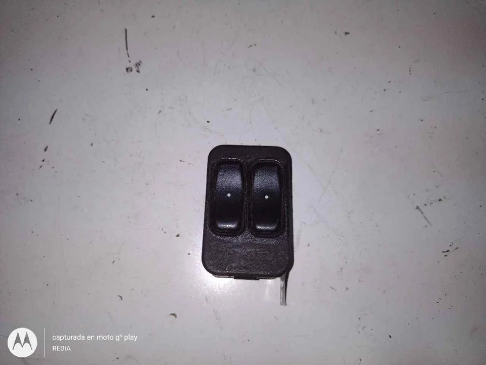 Foto de MANDO ELEVALUNAS DELANTERO IZQUIERDO OPEL CORSA C 1.3 16V CDTI CAT (Z 13 DT / LN9) (69 CV / 51 KW) referencia 24409205