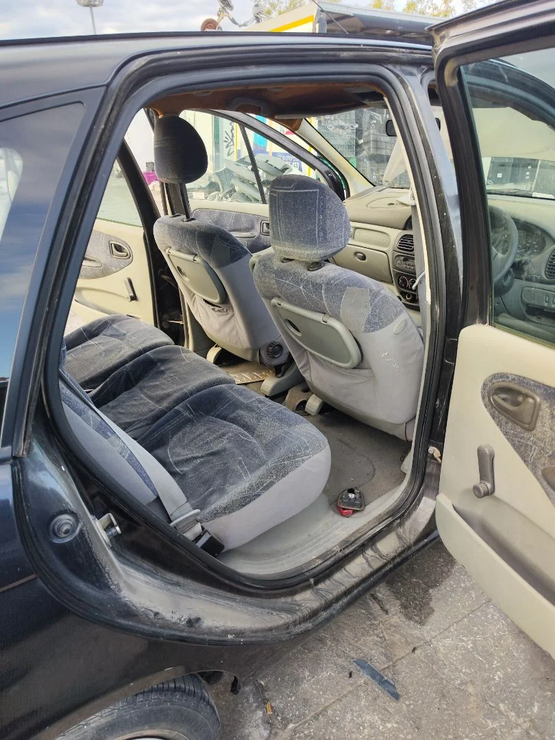 Foto de GOMAS CONTORNO PUERTA RENAULT SCENIC I (JA...) 1.4 CAT (95 CV / 70 KW)