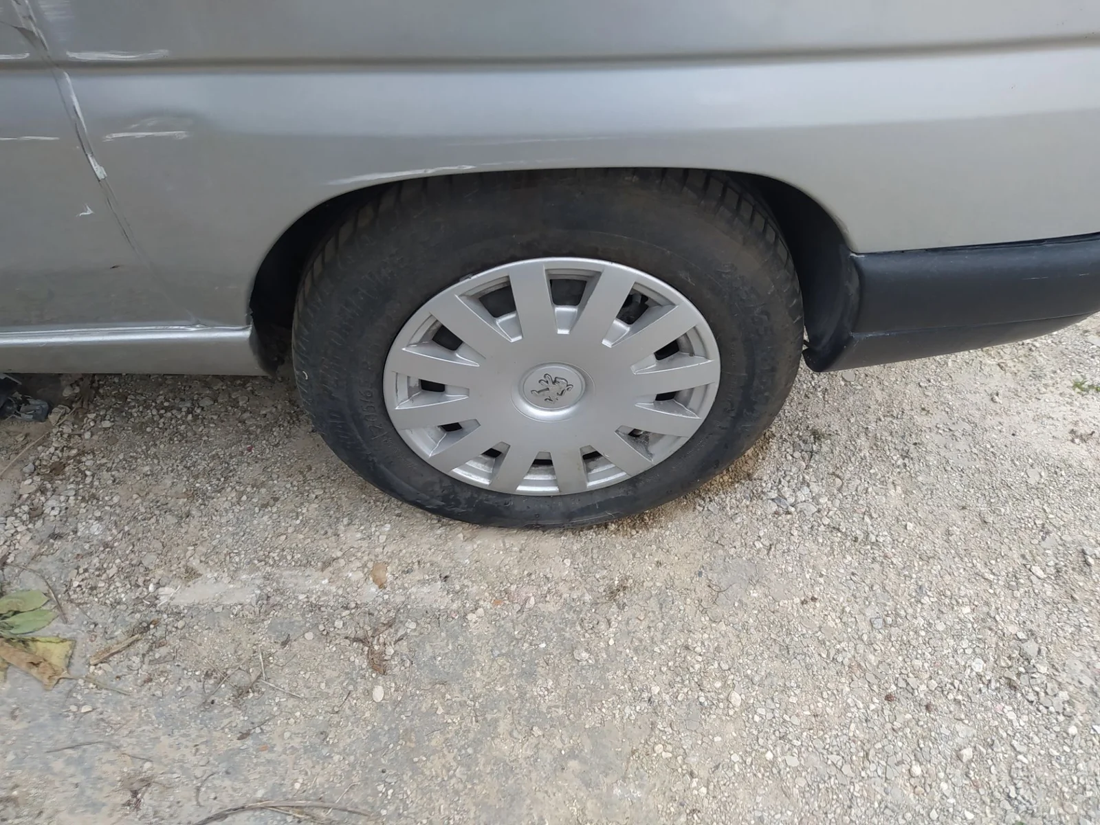 Foto de PASO RUEDA TRASERO IZQUIERDO PEUGEOT EXPERT FURGÓN COMFORT (1995) 2.0 HDi (109 CV / 80 KW)