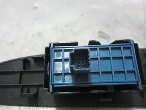 Foto de MANDO ELEVALUNAS TRASERO DERECHO TOYOTA AVENSIS CROSS SPORT (T27) 1.8 16V CAT (147 CV / 108 KW) referencia 7427105110 foto 3