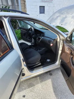 Foto de GOMAS CONTORNO PUERTA FORD FOCUS FAMILIAR (CAK) 1.8 TDCi Turbodiesel CAT (116 CV / 85 KW)