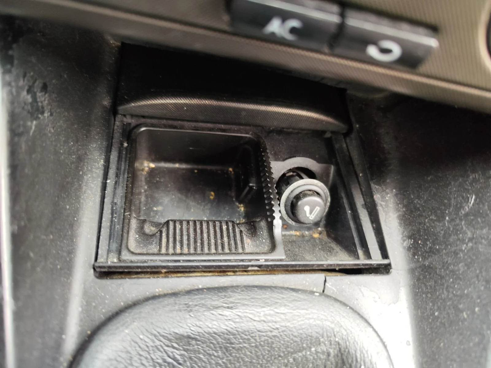 Foto de CENICERO VOLKSWAGEN GOLF IV BERLINA (1J1)(10.1997) 1.9 TDI (110 CV / 81 KW) referencia 1J0857961F FKZ
