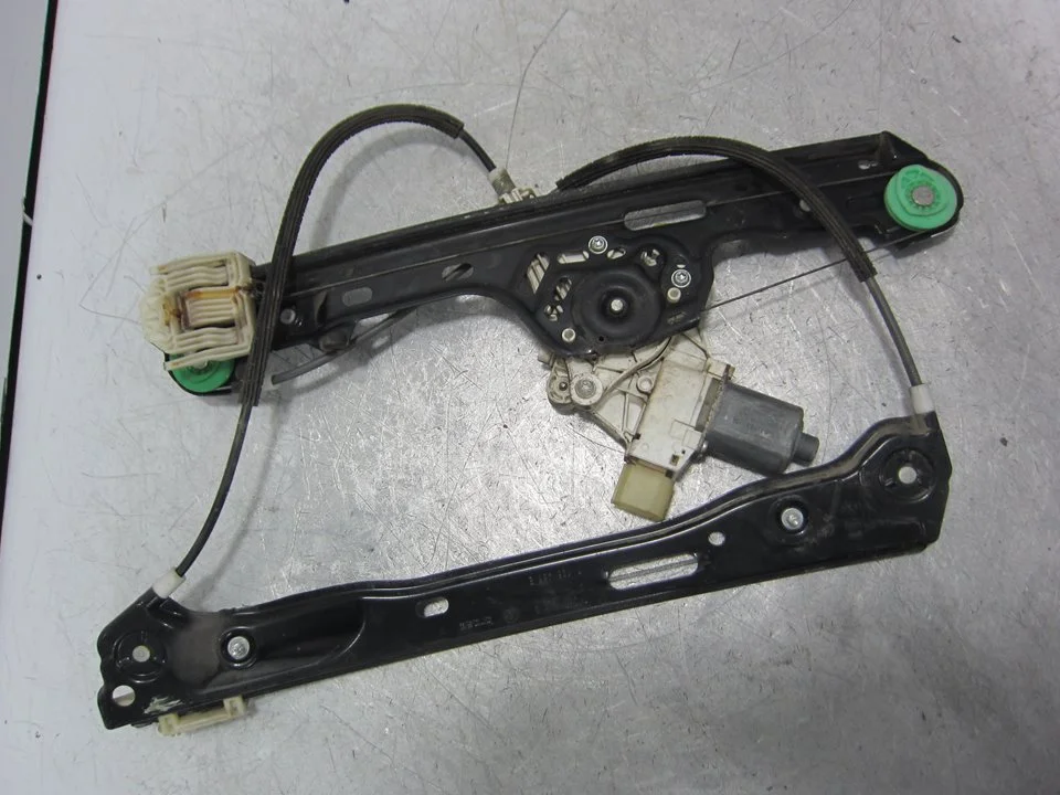 Foto de ELEVALUNAS DELANTERO IZQUIERDO BMW SERIE 1 BERLINA (E81/E87) 1.6 16V CAT (116 CV / 85 KW) referencia 7138465E