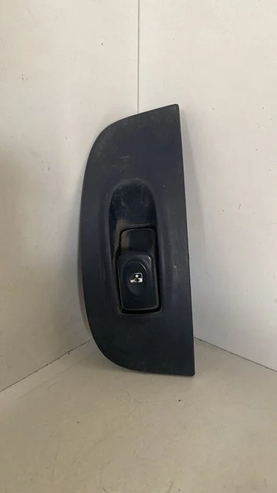 Foto de MANDO ELEVALUNAS DELANTERO DERECHO RENAULT MEGANE I COUPE (DA0) referencia 7700429071