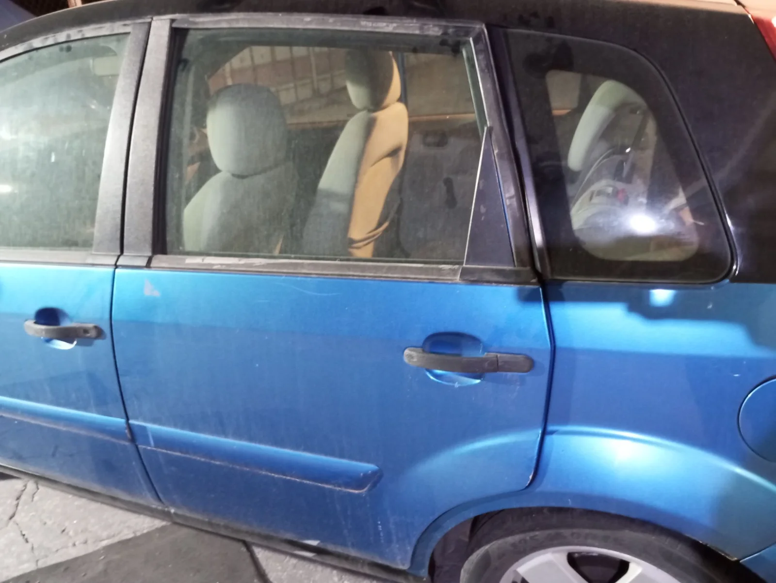Foto de PUERTA TRASERA IZQUIERDA FORD FIESTA (CBK) 1.4 16V CAT (80 CV / 59 KW) referencia 1692526
