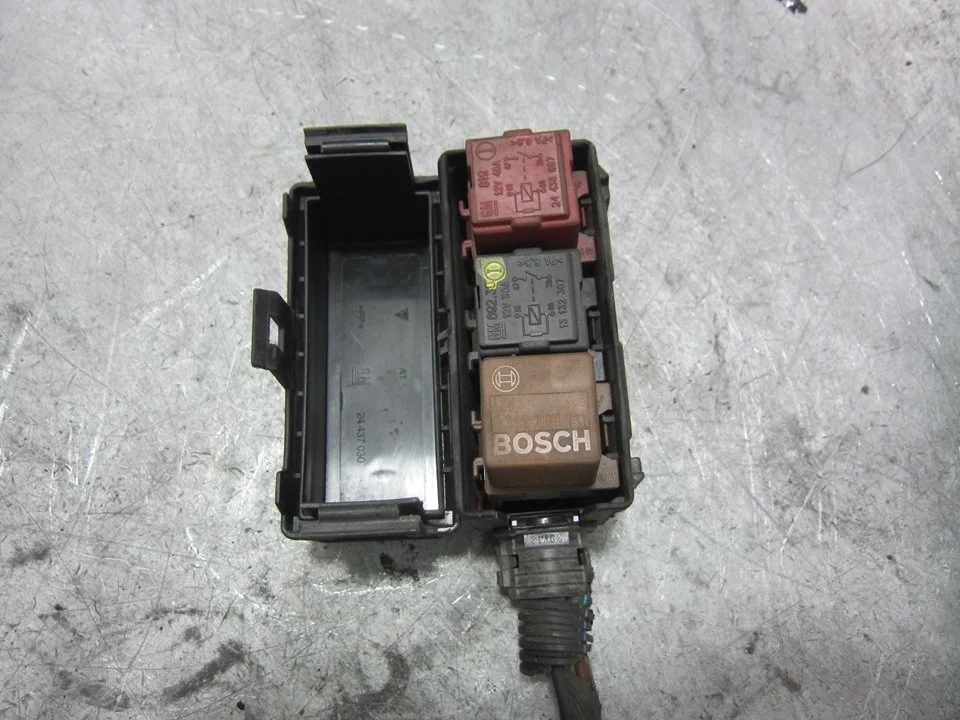 Foto de CAJA RELES / FUSIBLES OPEL MERIVA 1.7 16V CDTI (101 CV / 74 KW) referencia 24437030