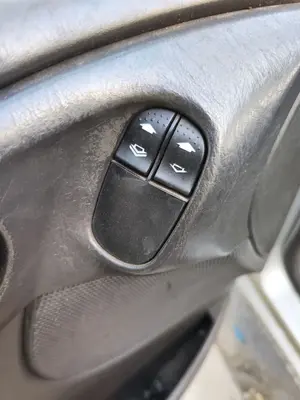 Foto de MANDO ELEVALUNAS DELANTERO IZQUIERDO FORD FOCUS FAMILIAR (CAK) 1.8 TDCi Turbodiesel CAT (116 CV / 85 KW)