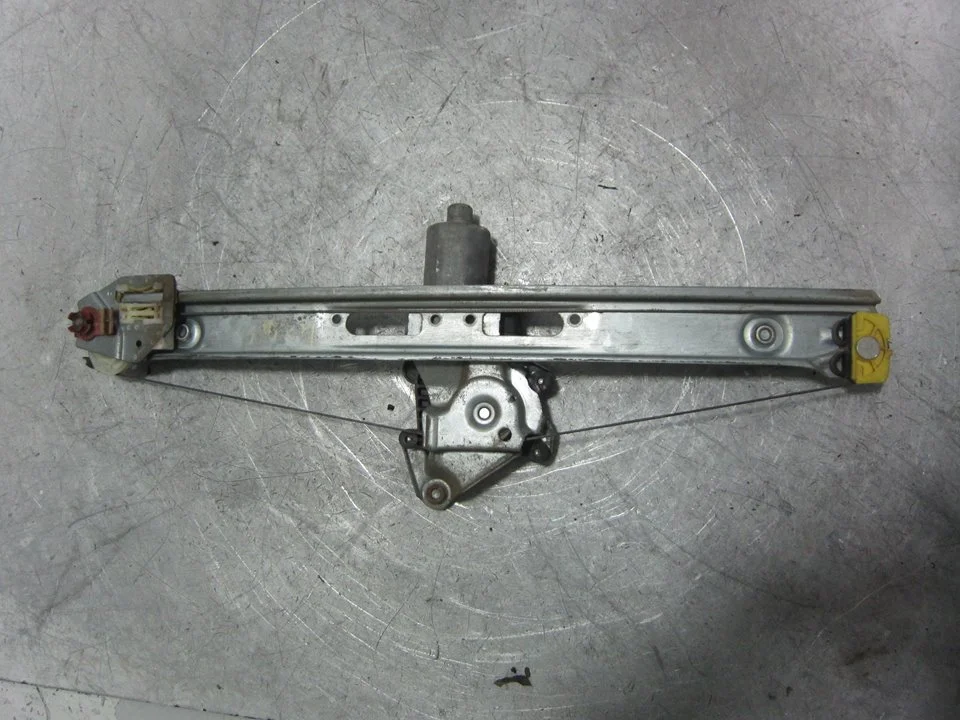 Foto de ELEVALUNAS TRASERO IZQUIERDO BMW SERIE 3 BERLINA (E46) 3.0 24V Turbodiesel CAT (184 CV / 135 KW) referencia 8200717