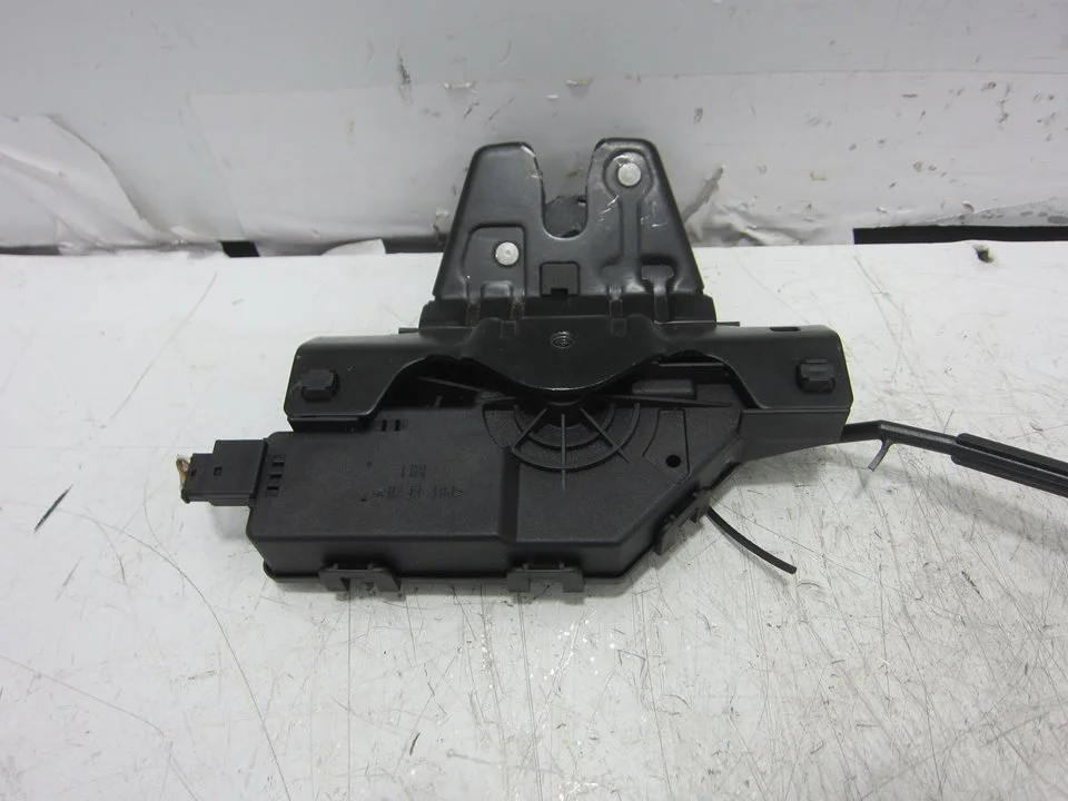 Foto de CERRADURA MALETERO / PORTON BMW SERIE 3 BERLINA (E46) 2.0 16V Diesel CAT (136 CV / 100 KW) referencia 8196401