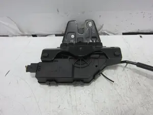 Foto de CERRADURA MALETERO / PORTON BMW SERIE 3 BERLINA (E46) 2.0 16V Diesel CAT (136 CV / 100 KW) referencia 8196401