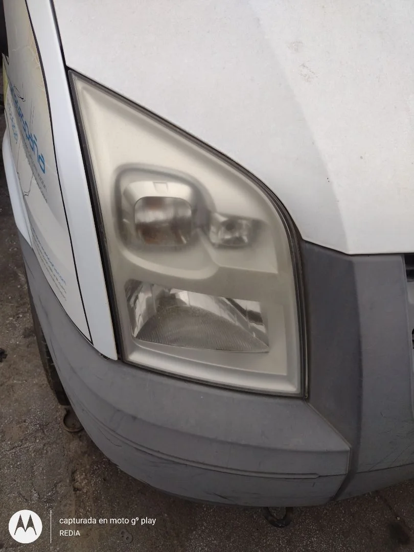 Foto de FARO DERECHO FORD TRANSIT COMBI (TT9) 2.4 TDCi CAT (116 CV / 85 KW)
