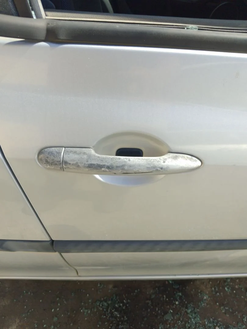 Foto de MANETA EXTERIOR DELANTERA DERECHA RENAULT CLIO III 1.4 16V (98 CV / 72 KW)
