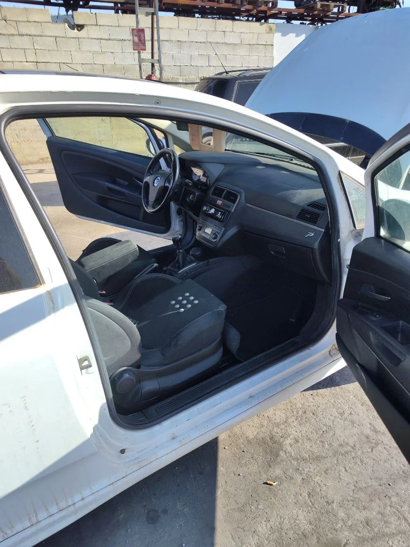 Foto de GOMAS CONTORNO PUERTA FIAT GRANDE PUNTO (199) 1.4 (95 CV / 70 KW)