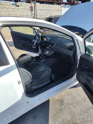 Foto de GOMAS CONTORNO PUERTA FIAT GRANDE PUNTO (199) 1.4  (95 CV / 70 KW)