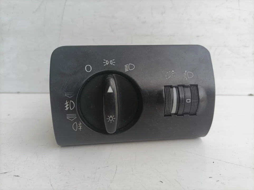 Foto de MANDO LUCES AUDI A6 AVANT (4B5) referencia 4B1941531