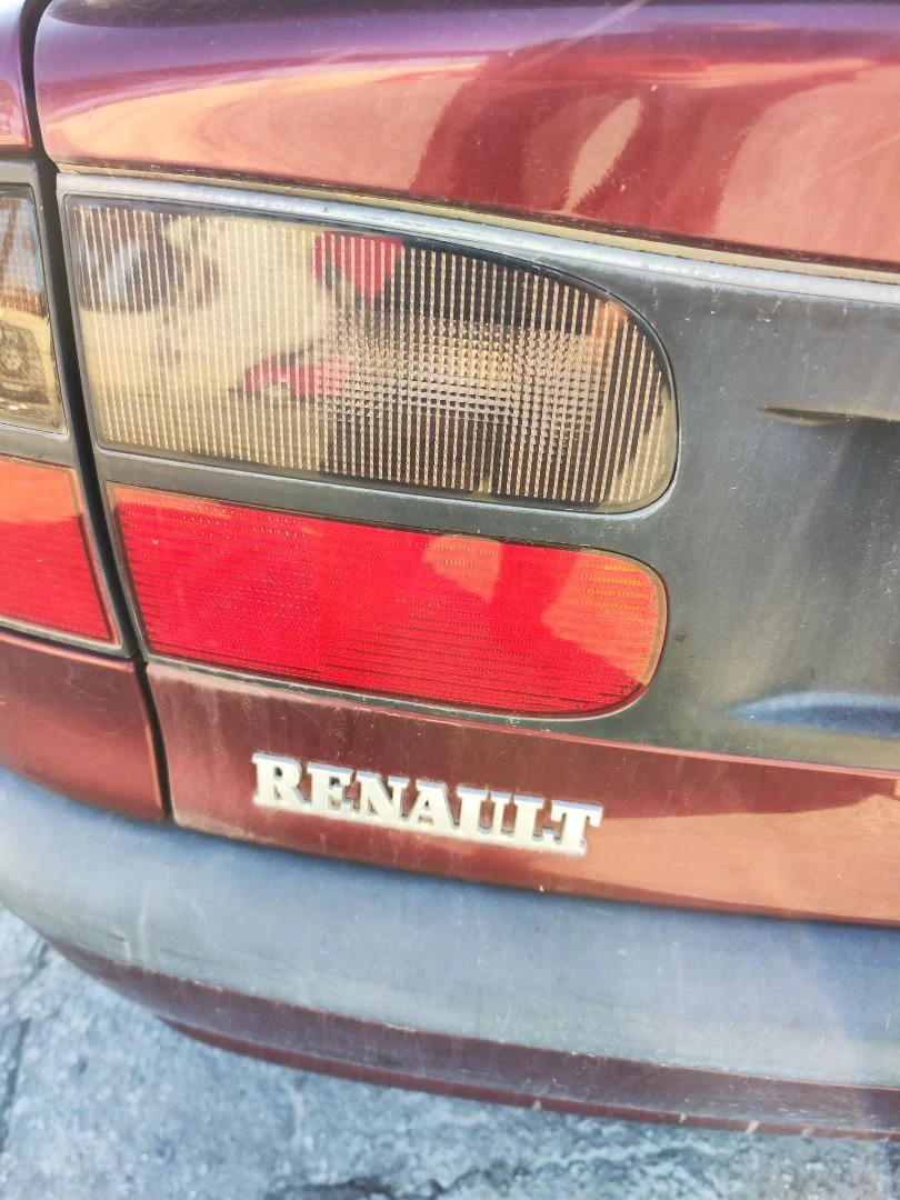 Foto de PILOTO TRASERO IZQUIERDO INTERIOR RENAULT LAGUNA (B56) 2.0 (113 CV / 83 KW)