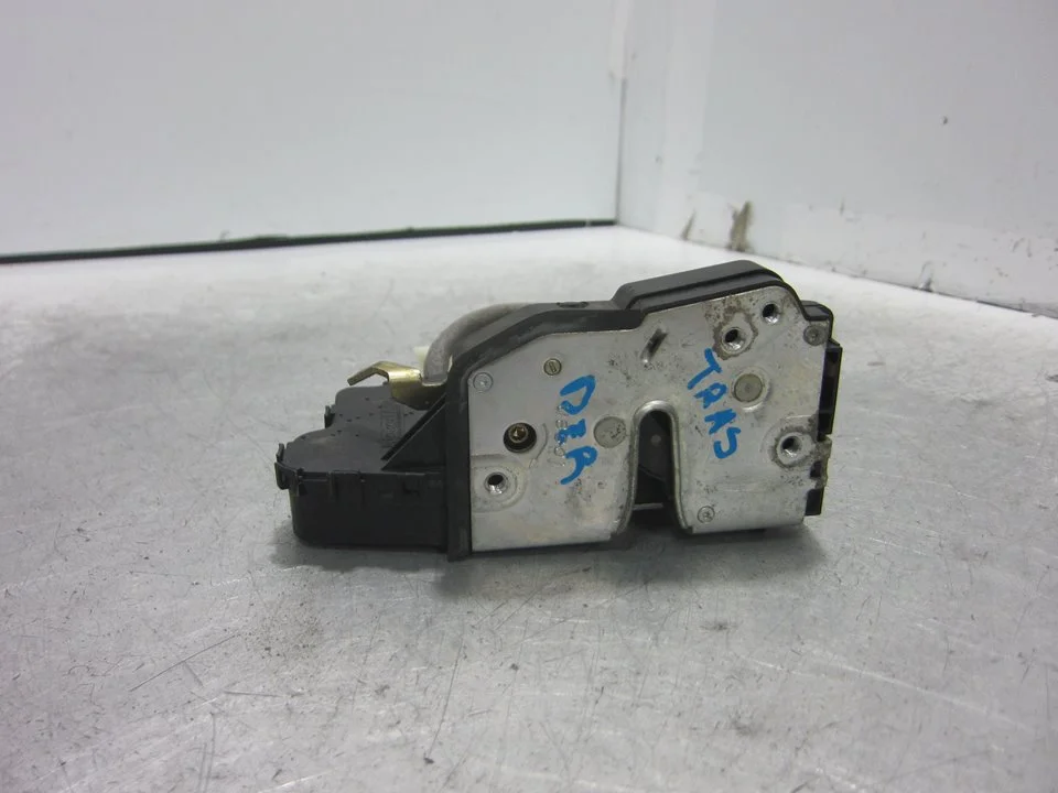 Foto de CERRADURA PUERTA TRASERA DERECHA BMW SERIE 3 BERLINA (E46) 2.0 16V Diesel CAT (136 CV / 100 KW) referencia 51227011246
