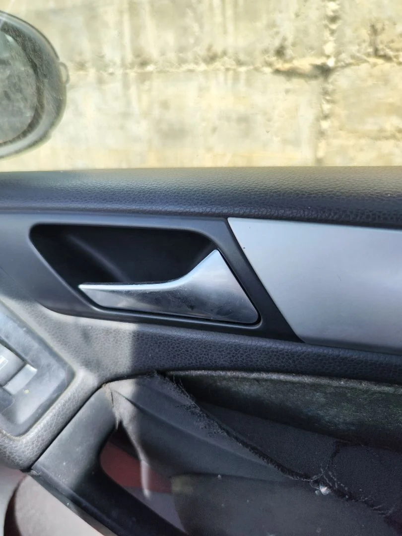 Foto de MANETA INTERIOR DELANTERA DERECHA VOLKSWAGEN GOLF VI (5K1)(10.2008) 2.0 TDI (110 CV / 81 KW) referencia 5K3868714A 81U