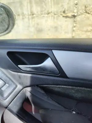 Foto de MANETA INTERIOR DELANTERA DERECHA VOLKSWAGEN GOLF VI (5K1)(10.2008) 2.0 TDI (110 CV / 81 KW) referencia 5K3868714A 81U