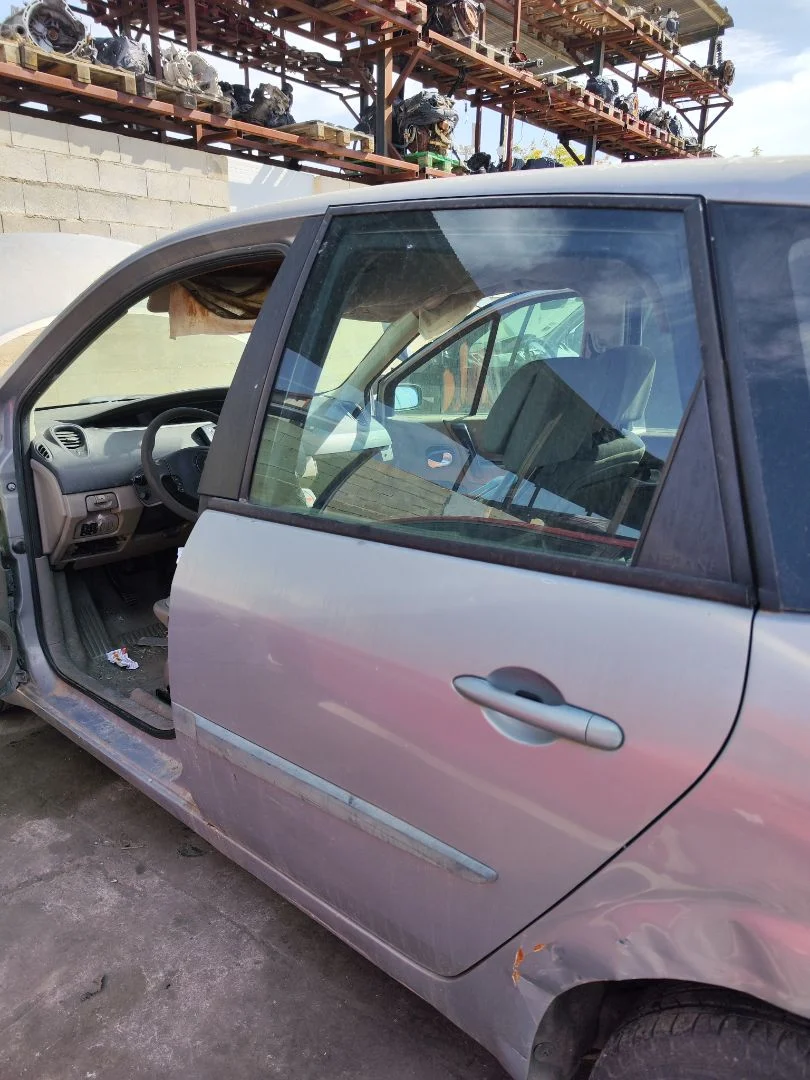 Foto de PUERTA TRASERA IZQUIERDA RENAULT SCENIC II 1.5 dCi Diesel (101 CV / 74 KW) referencia 7751475408
