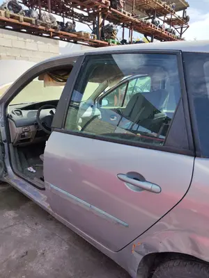 Foto de PUERTA TRASERA IZQUIERDA RENAULT SCENIC II 1.5 dCi Diesel (101 CV / 74 KW) referencia 7751475408