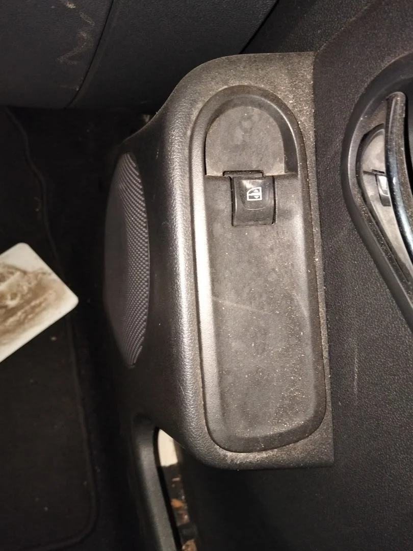 Foto de MANDO ELEVALUNAS DELANTERO DERECHO DACIA DUSTER I 1.2 16V TCE CAT (125 CV / 92 KW)