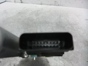 Foto de MOTOR ELEVALUNAS TRASERO DERECHO SEAT LEON (1P1) 1.9 TDI (105 CV / 77 KW) referencia 1K0959704 foto 4