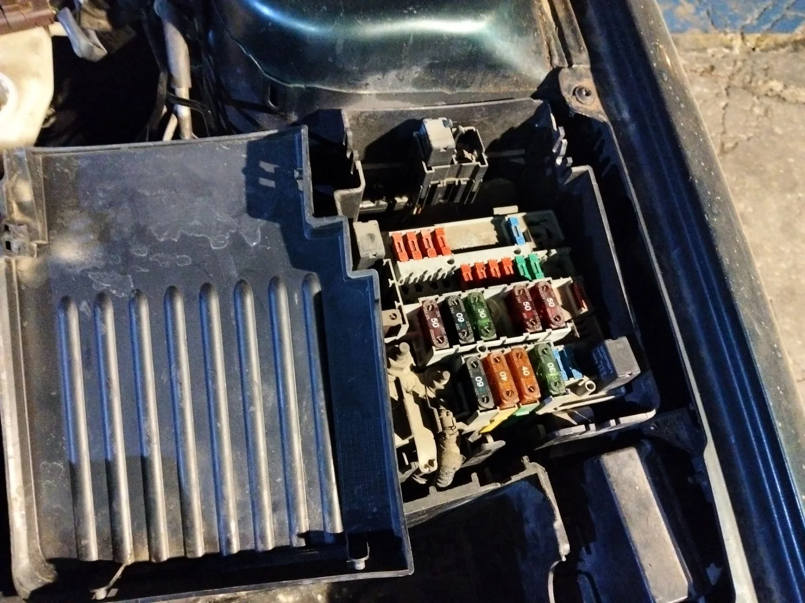 Foto de CAJA RELES / FUSIBLES PEUGEOT 406 BERLINA (S1/S2) 2.0 HDi CAT (90 CV / 66 KW)