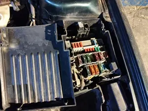 Foto de CAJA RELES / FUSIBLES PEUGEOT 406 BERLINA (S1/S2) 2.0 HDi CAT (90 CV / 66 KW)