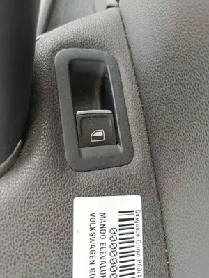 Foto de MANDO ELEVALUNAS TRASERO DERECHO VOLKSWAGEN GOLF VII (5G1/BE1) 2.0 TDI (184 CV / 135 KW) foto 4