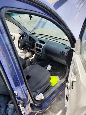 Foto de GOMAS CONTORNO PUERTA OPEL COMBO (CORSA C) 1.3 16V CDTI CAT (Z 13 DT / LN9) (69 CV / 51 KW)