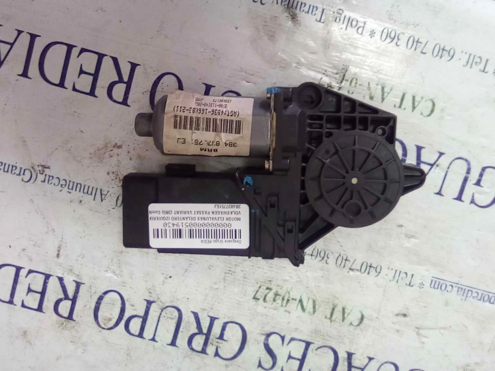 Foto de MOTOR ELEVALUNAS DELANTERO IZQUIERDO VOLKSWAGEN PASSAT VARIANT (3B5) 1.8 (125 CV / 92 KW) referencia 3B4837751EJ