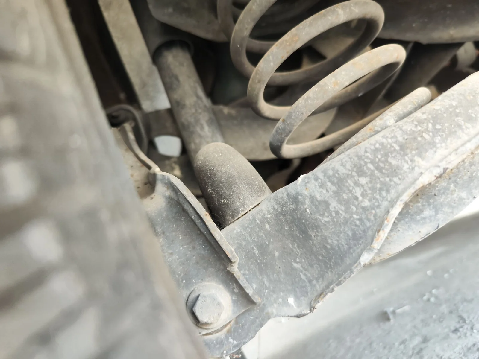 Foto de BRAZO SUSPENSION TRASERO IZQUIERDO FORD FOCUS BERLINA (CAK) 1.6 16V CAT (101 CV / 74 KW)