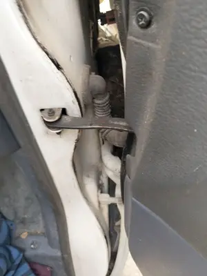 Foto de RETENEDOR PUERTA NISSAN VANETTE CARGO 2.3 Diesel (75 CV / 55 KW)