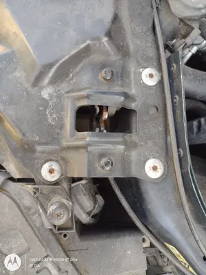 Foto de CERRADURA CAPO BMW SERIE 5 BERLINA (E60) 3.0 Turbodiesel CAT (218 CV / 160 KW)